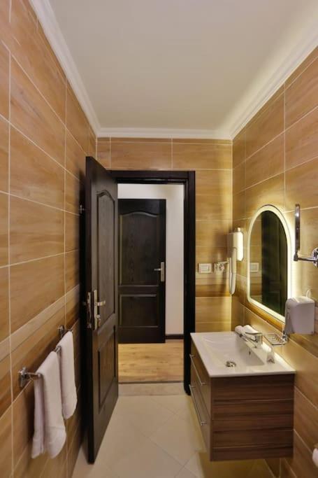 Parkside Boutique 3 Bbr Serviced Apartment - Ocean Blue - Near Airport القاهرة المظهر الخارجي الصورة